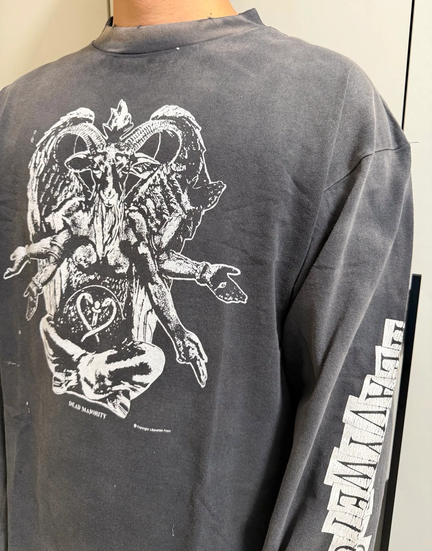 SAINT Mxxxxxx LS TEE/HEAVY WEIGHT/BLK sheep head devil distressed long sleeves, washed black S-XL 25 autumn and winter latest style, cylindrical side seam fabric, heavy wash water, faded and distressed, top printing technology, distressed crack treatment, correct version, original consistent main mark/washed mark/little angel anti-counterfeiting mark, hand-splashed ink graffiti, wormhole wear, top purchasing agent level